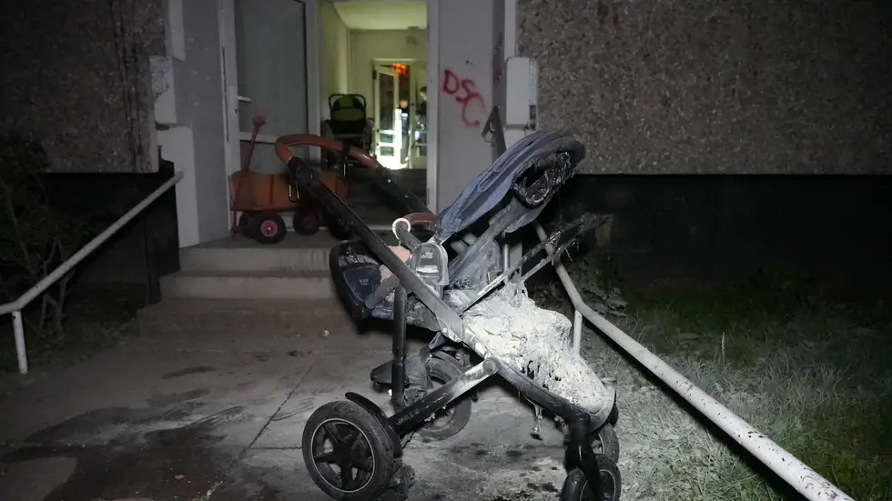 Irgendjemand hat den Kinderwagen in Brand gesteckt, vermutet die Polizei.
