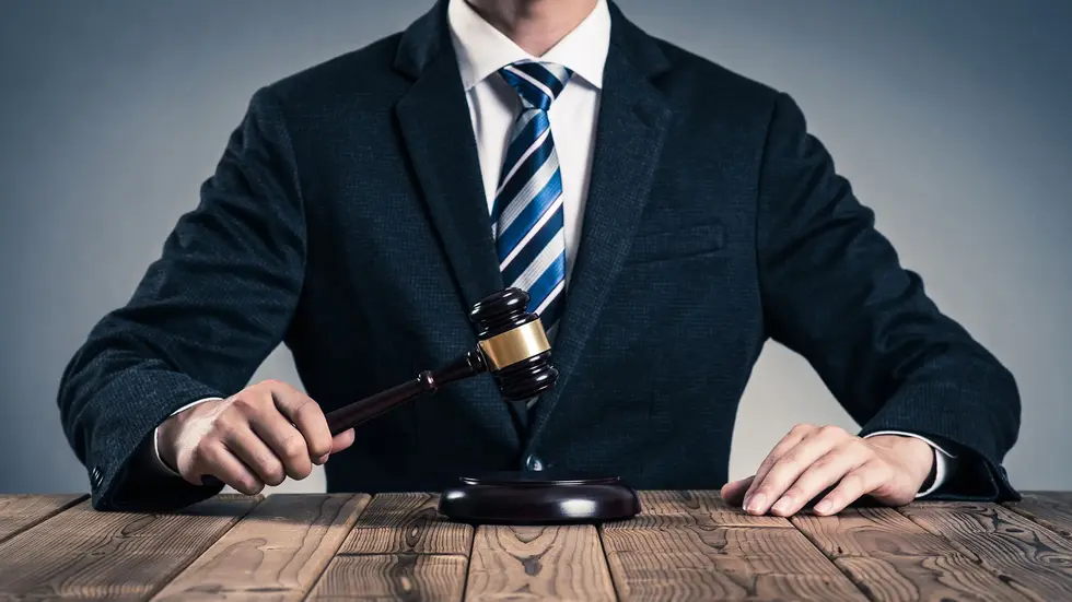 Zum Ersten, zum Zweiten , zum Dritten! Im Hygienemuseum in Dresden werden wieder Immobilien versteigert. (Symbolbild)