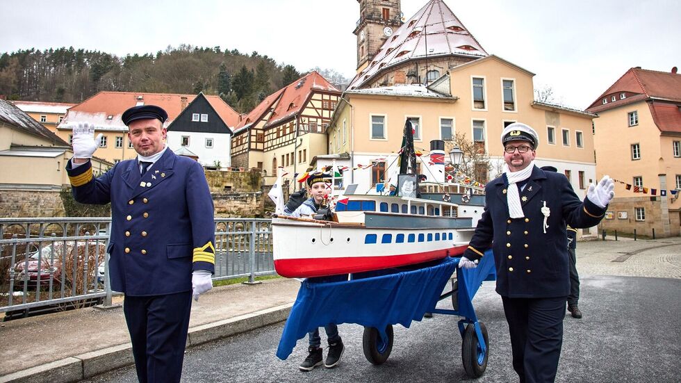 Mit das größte Schiffsmodel- der Salondampfer "Dresden" - misst 5,40 Meter und ist damit die Haupt-Attraktion des Umzugs. Mit das größte Schiffsmodel- der Salondampfer "Dresden" - misst 5,40 Meter und ist damit die Haupt-Attraktion des Umzugs.