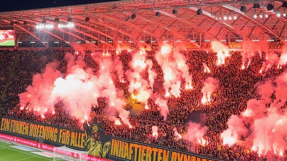 Beim Heimspiel gegen Halle am 4. Oktober wurden wiederholt Pyros gezündet Beim Heimspiel gegen Halle am 4. Oktober wurden wiederholt Pyros gezündet