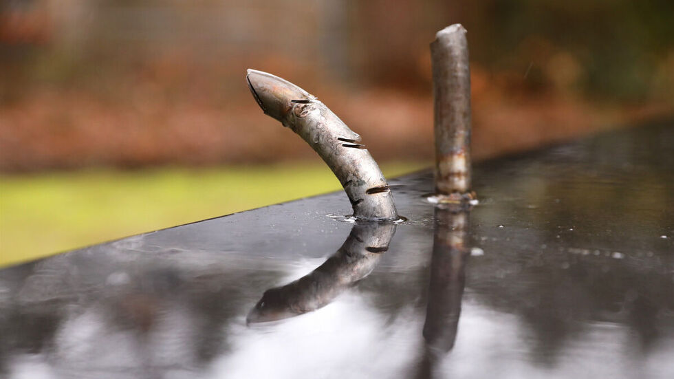 Mit dieser Verankerung war die Skulptur befestigt. Mit dieser Verankerung war die Skulptur befestigt.