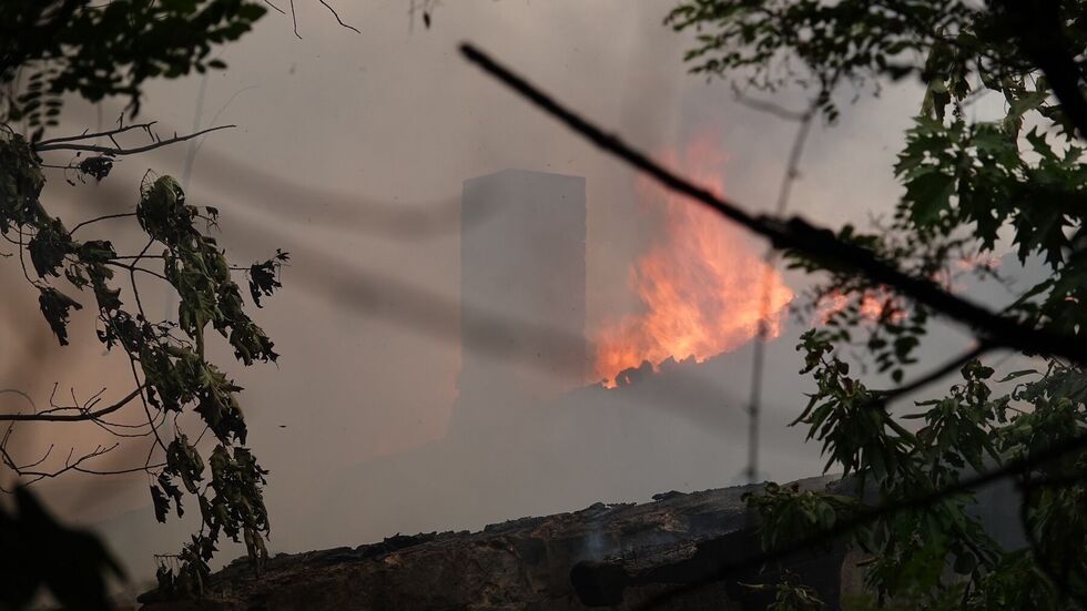 Die Flammen loderten lichterloh.