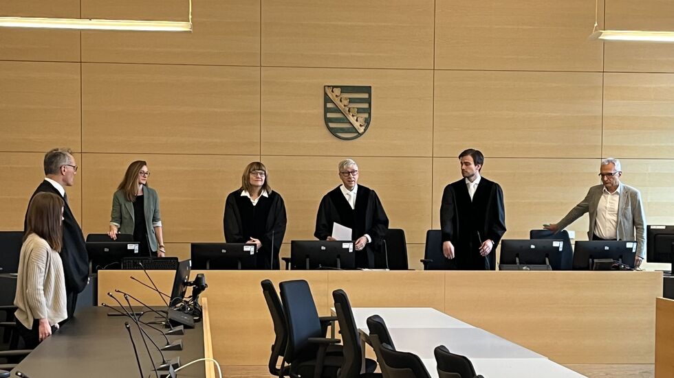 Lisa (li.) und ihr Anwalt erheben sich zur Urteilsverkündung am Landgericht Dresden Lisa (li.) und ihr Anwalt erheben sich zur Urteilsverkündung am Landgericht Dresden