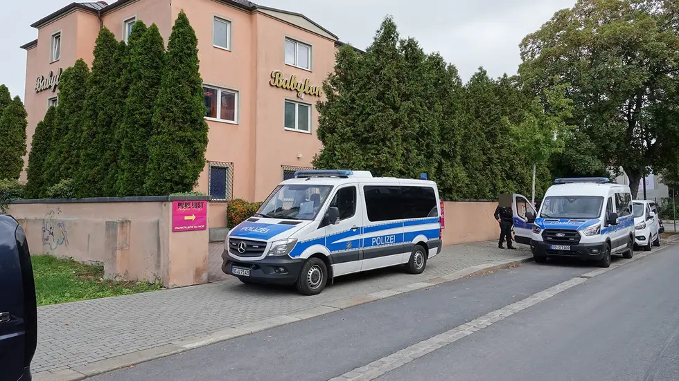Die Beamten waren am Freitagmorgen am Bordell "Babylon" in Dresden-Plauen im Einsatz Die Beamten waren am Freitagmorgen am Bordell "Babylon" in Dresden-Plauen im Einsatz
