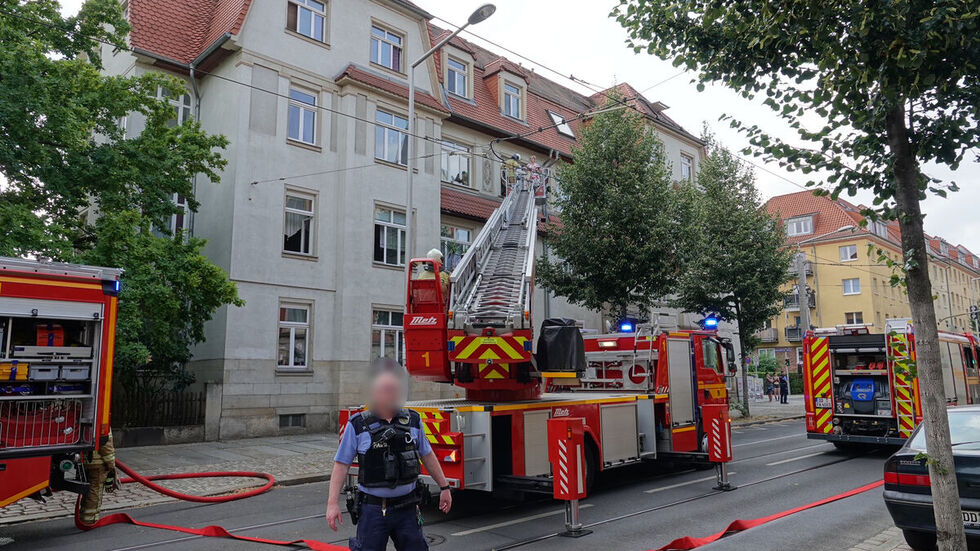 Mehrere Anwohner werden von der Feuerwehr gerettet.