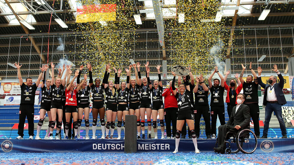 Die Volleyballerinnen des Dresdner SC feiern ihre sechste Meisterschaft in der Bundesliga Die Volleyballerinnen des Dresdner SC feiern ihre sechste Meisterschaft in der Bundesliga