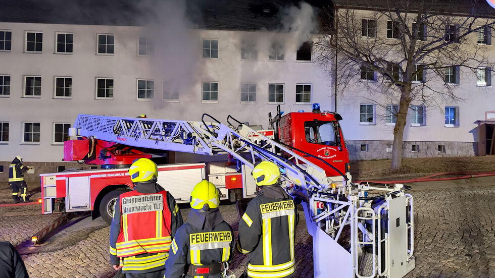 Der Mann war während der Löscharbeiten vom Dach des Wohnhauses gesprungen. Der Mann war während der Löscharbeiten vom Dach des Wohnhauses gesprungen.