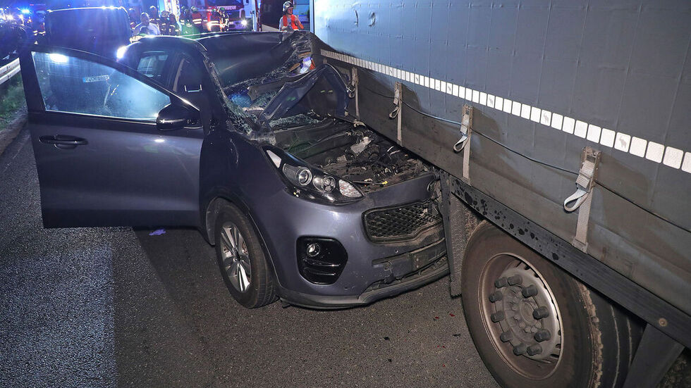 Der Kia rutschte mit der Fahrerseite unter den Auflieger des LKW Der Kia rutschte mit der Fahrerseite unter den Auflieger des LKW