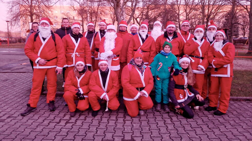 Die insgesamt 18 Männer und Frauen zauberten den Kids ein Lächeln auf die Lippen. Die insgesamt 18 Männer und Frauen zauberten den Kids ein Lächeln auf die Lippen.