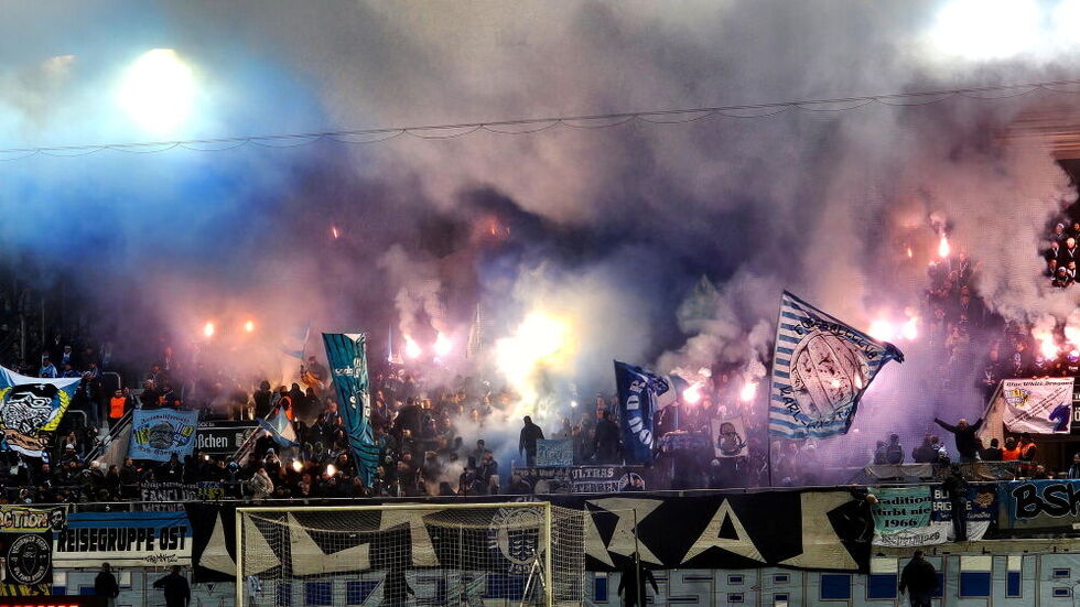 Nach diesem "Bengalo-Feuerwerk" ermittelt die Polizei wegen gefährlicher Körperverletzung.