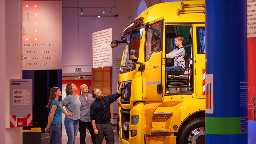 Einmal im Lkw sitzen und sich wie ein echter Trucker fühlen - das geht ab Freitag im Verkehrsmuseum Einmal im Lkw sitzen und sich wie ein echter Trucker fühlen - das geht ab Freitag im Verkehrsmuseum