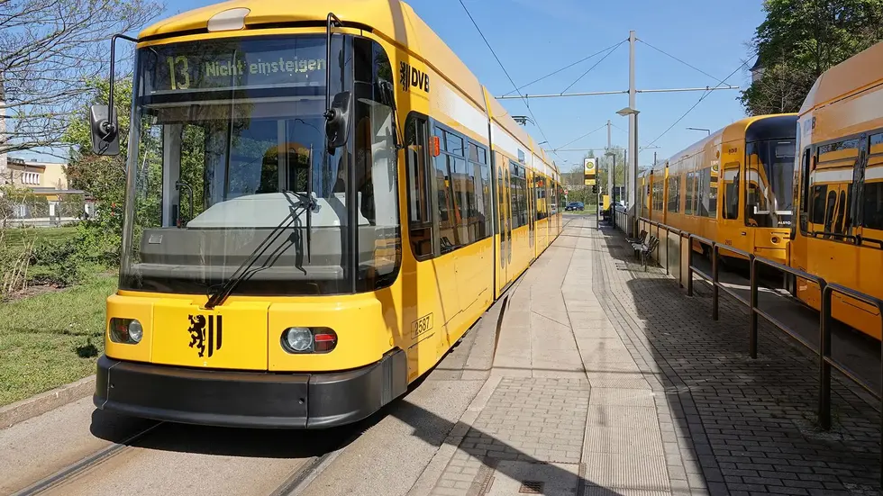 Fünf Straßenbahnzüge wurden an der Endhaltestelle "Riegelplatz" abgestellt. Fünf Straßenbahnzüge wurden an der Endhaltestelle "Riegelplatz" abgestellt.