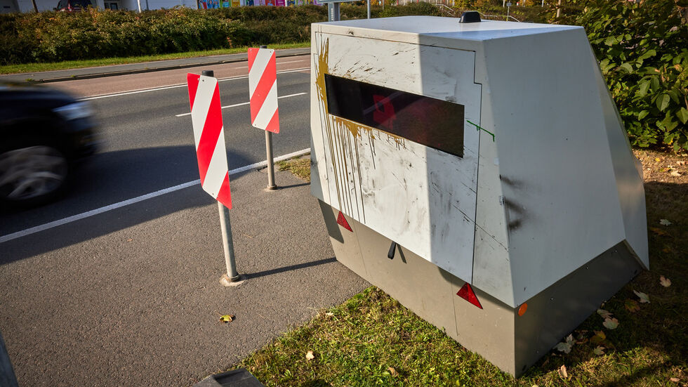 Bereits am ersten Tag wurde der neue Blitzer mit grauer Farbe beschmiert.