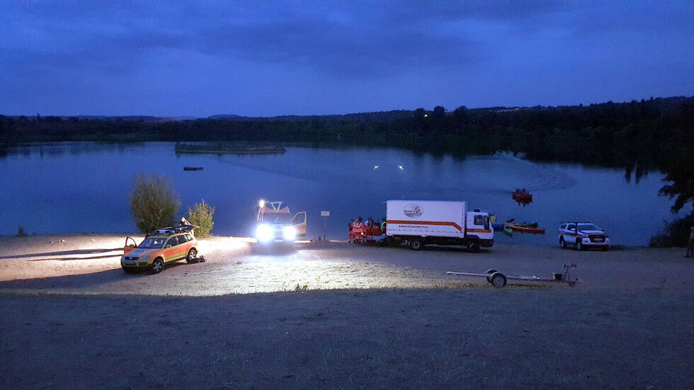 Die Einsatzkräfte am See Birkwitz in Pirna. 