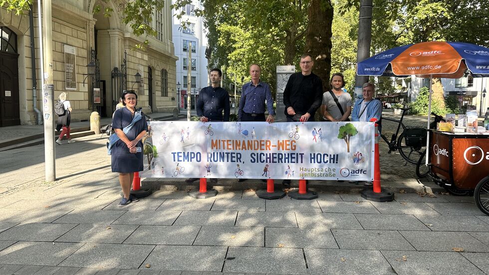 "Tempo runter, Sicherheit hoch": Der ADFC sowie der Handels- und Kulturverein Hauptstraße bei der Aktion am Montagnachmittag. "Tempo runter, Sicherheit hoch": Der ADFC sowie der Handels- und Kulturverein Hauptstraße bei der Aktion am Montagnachmittag.