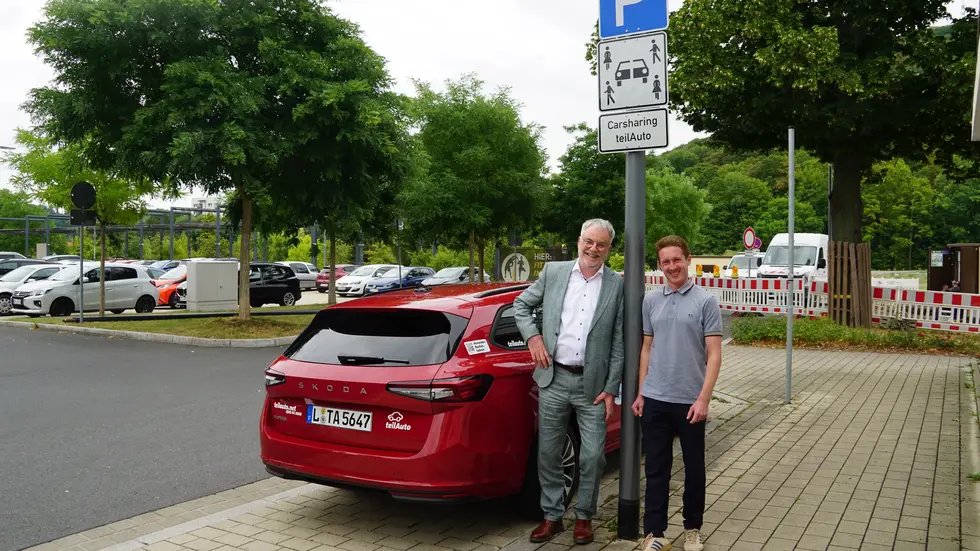 Oberbürgermeister Uwe Rumberg (l.) und teilAuto-Regionalleiter Marcus Buchfeld Oberbürgermeister Uwe Rumberg (l.) und teilAuto-Regionalleiter Marcus Buchfeld