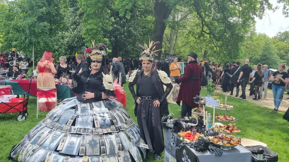 Mit einem spektakulären Kleid stellte diese Dame ihren Begleiter in den Schatten.