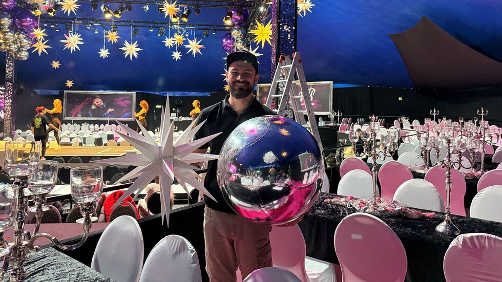 Die Koordinierung des Aufbaus liegt in den Händen von Christian Saß, Produktionsleiter beim Veranstalter First Class Concept