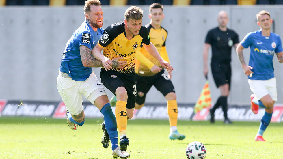 Christoph Daferner im Zweikampf gegen Rostocks Jan Löhmannsröben Christoph Daferner im Zweikampf gegen Rostocks Jan Löhmannsröben