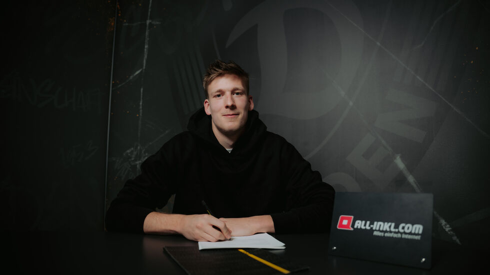 Dynamos neuer Keeper Elias Bethke bei der Vertragsunterschrift 