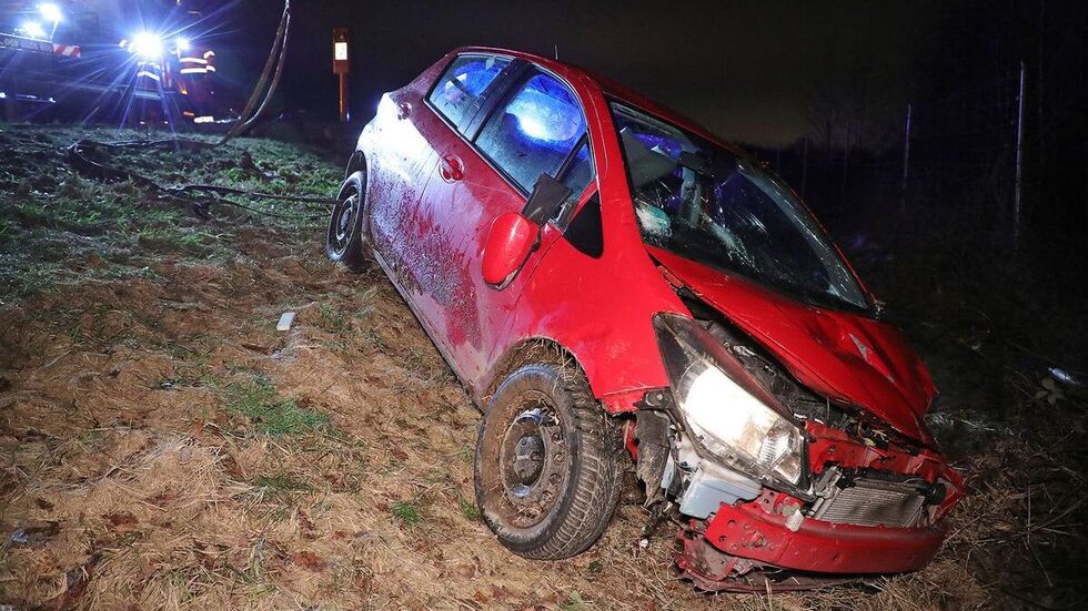 Der Toyota landete bei dem Unfall im Graben.