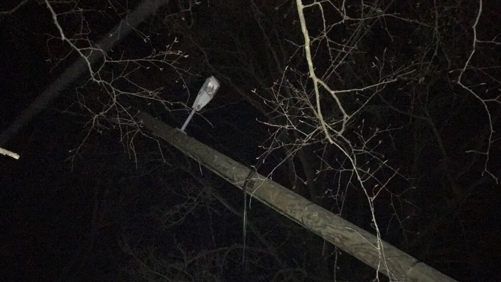 Ein Lampenmast ist einfach umgestürzt. Foto: Redaktion Ein Lampenmast ist einfach umgestürzt. Foto: Redaktion