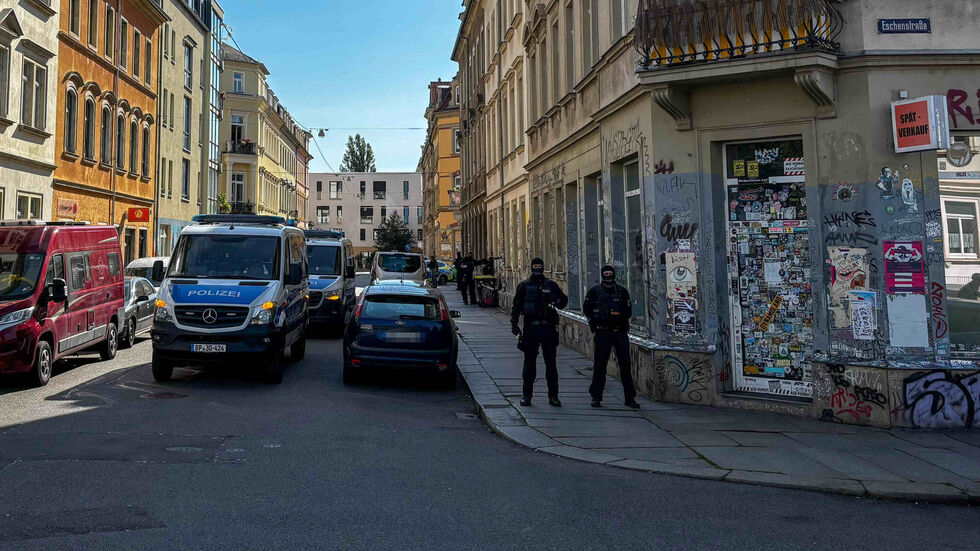 Die Beamten bei der Razzia in der Neustadt.
