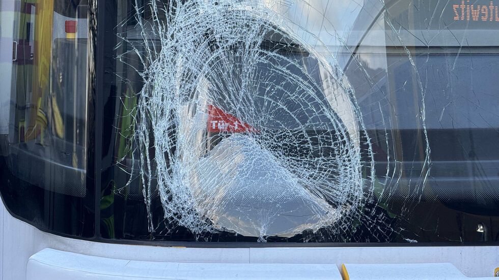 Durch den Zusammenstoß brach die Scheibe der Straßenbahn. Durch den Zusammenstoß brach die Scheibe der Straßenbahn.