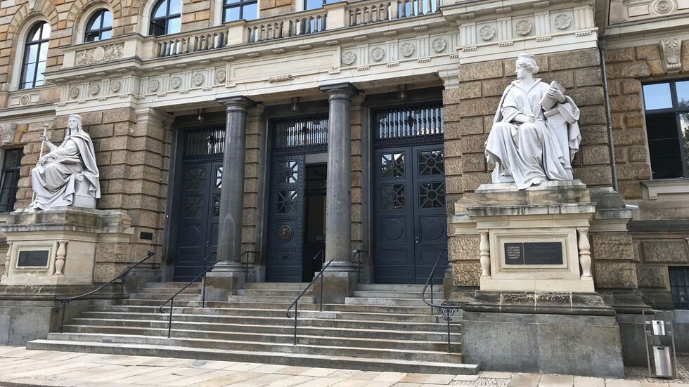 Die Angeklagten müssen sich vor dem Amtsgericht in Dresden verantworten. (Symbolbild)