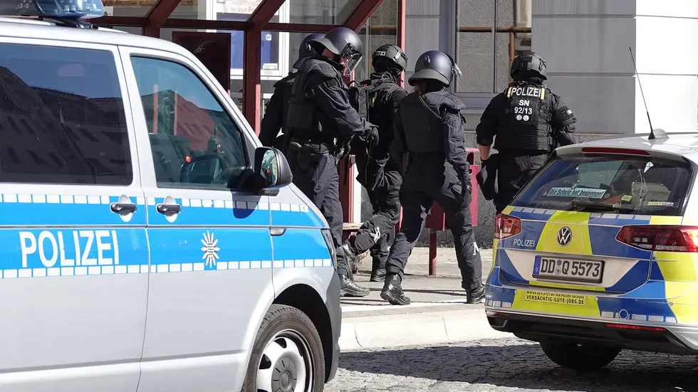 Die Polizei suchte den mutmaßlichen Messerstecher anschließend in seiner Wohnung, traf ihn dort aber nicht an Die Polizei suchte den mutmaßlichen Messerstecher anschließend in seiner Wohnung, traf ihn dort aber nicht an