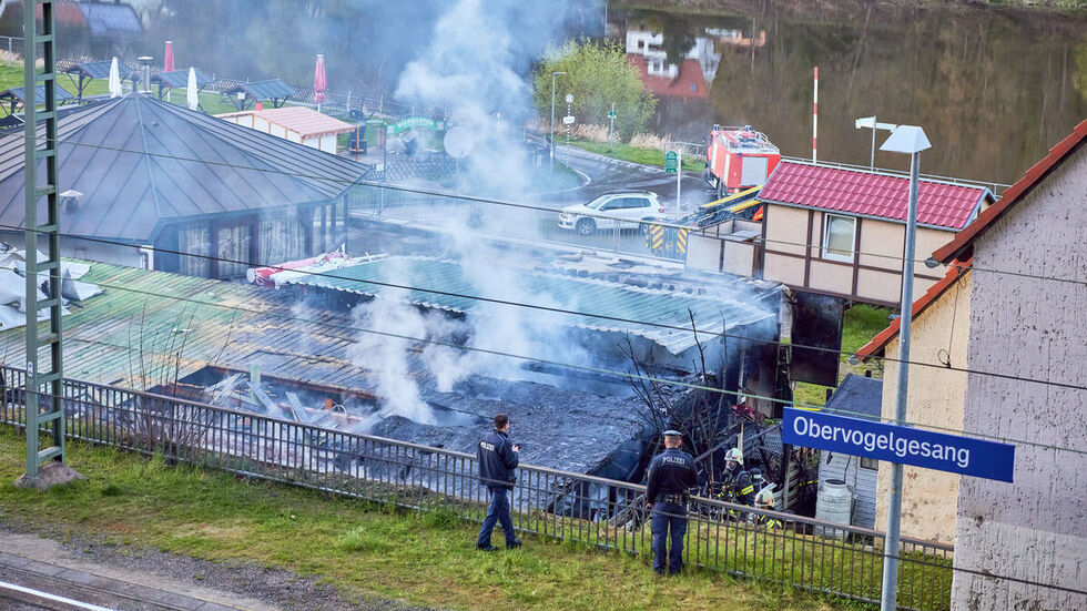 Durch die Lage bei den Gleisen musste der Zugverkehr zunächst unterbrochen werden.