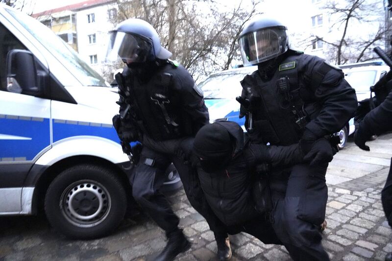Die Polizei räumt eine Sitzblockade.