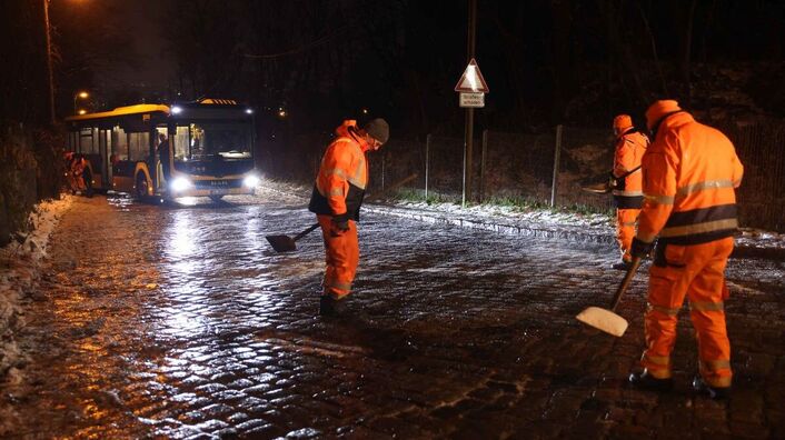 In Dresden blieb ein Linienbus auf spiegelglatter Straße "stecken". Der Winterdienst half und streute Salz auf die Straße.