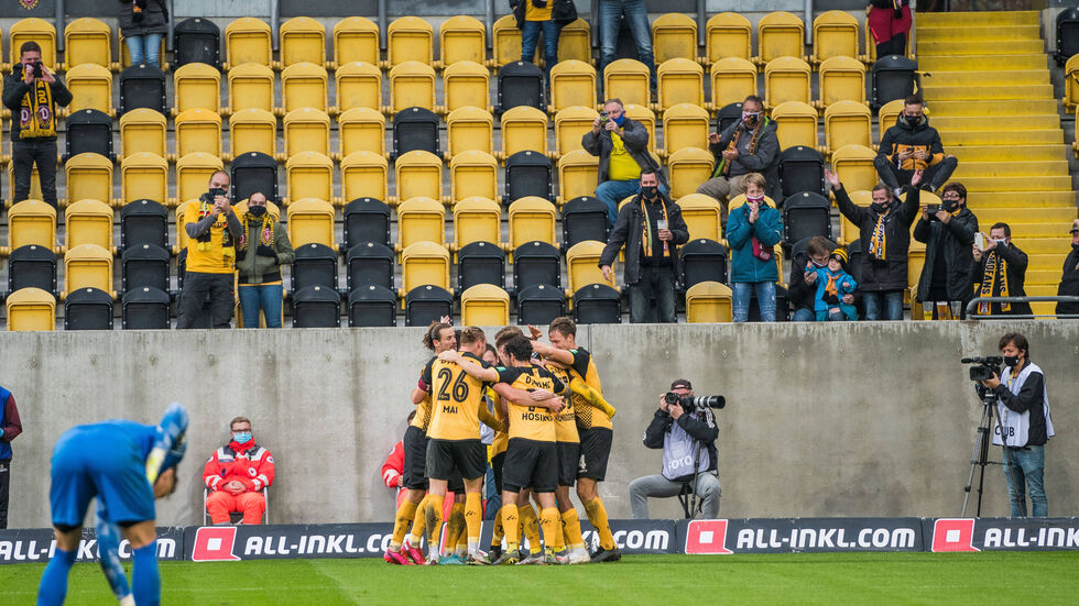 Jubel beim 2:0 durch Ransford Königsdorffer Jubel beim 2:0 durch Ransford Königsdorffer