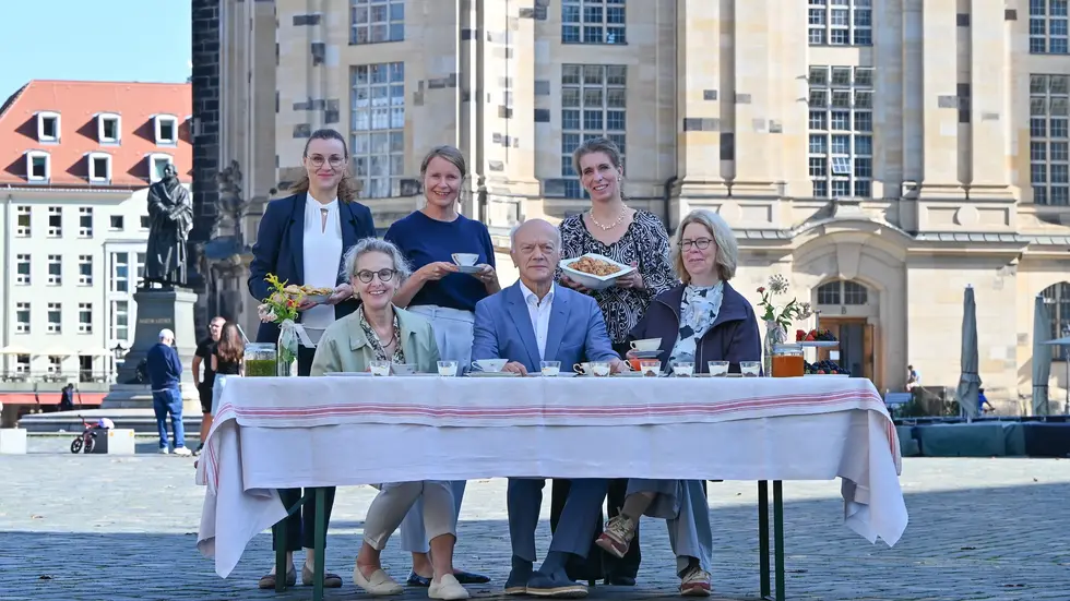 v.l.n.r. Anne-Kathrin Schladitz (GlobalFoundries Dresden), Prof.in Dr. Ursula M. Staudinger (TU Dresden), Dr. Eva Sturm u. Prof. Dr. Gerhard Ehninger (Cellex Stiftung), Maria Noth (Stiftung Frauenkirche Dresden), Ulrike Leßmann (tjg. theater junge generation)