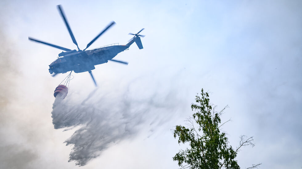 Bei den Löscharbeiten gibt es Unterstützung aus der Luft.