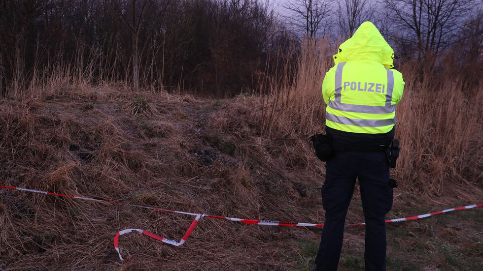 Die Polizei sperrte nach dem Fund der Babyleiche am Montagnachmittag das Waldstück ab und sicherte Spuren.