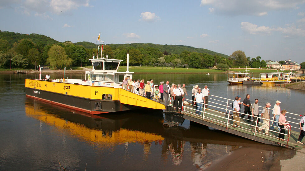 Die Schloßfähre steht in Dresden zur Mittagszeit still. (Archivbild)