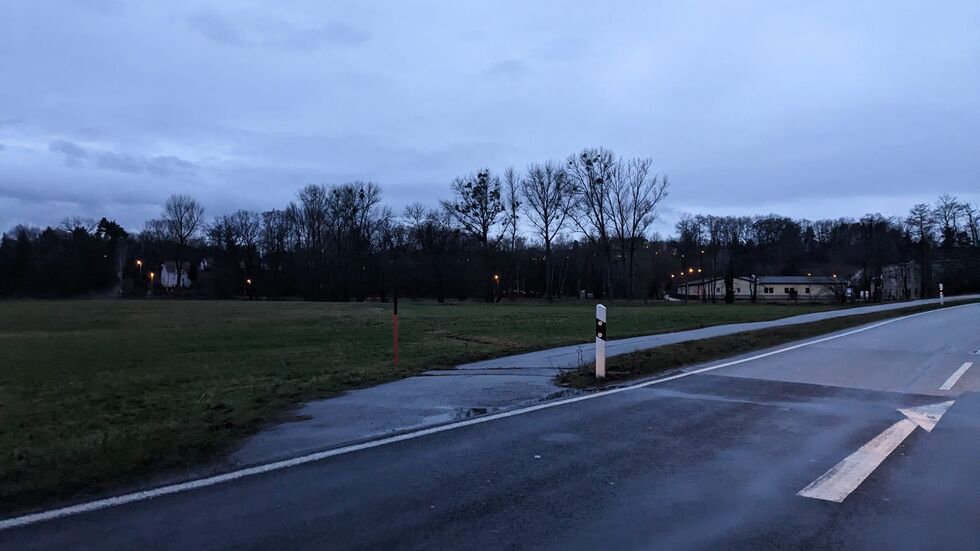 Der Radstreifen endet nach der Röderbrücke Der Radstreifen endet nach der Röderbrücke
