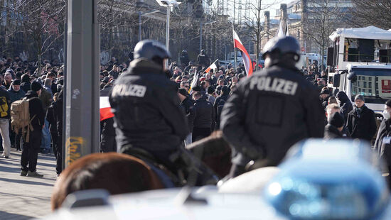 Polizisten bei der Kundgebung von Rechtsextremen.