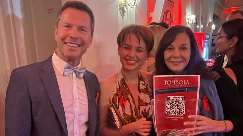 Die beiden Moderatoren André Hardt und Mirjam Köfer beim Losverkauf für den guten Zweck.