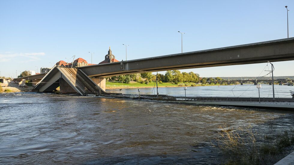 So sah es an der Carolabrücke Ende Oktober aus. Bagger versuchen weiterhin, das in den Fluss gestürzte Brückenteil zu bergen So sah es an der Carolabrücke Ende Oktober aus. Bagger versuchen weiterhin, das in den Fluss gestürzte Brückenteil zu bergen