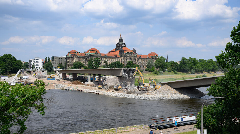 Die Carolabrücke wird immer mehr zurückgebaut, soll einem Neubau weichen