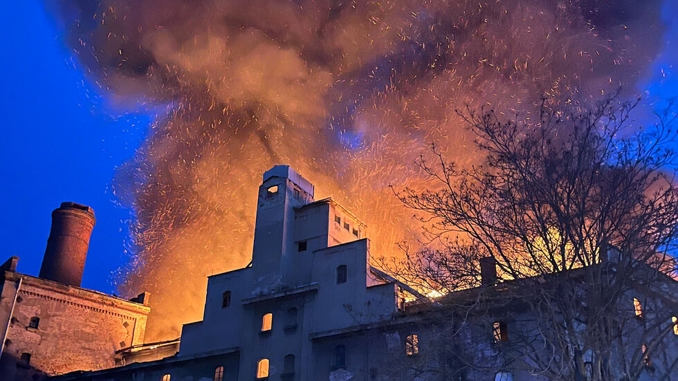 In den frühen Freitagmorgenstunden brach das Feuer an der Straße des 17. Juni wieder aus. Als die Feuerwehr an die alte Einsatzstelle zurückkehrte, stand das alte Fabrikgebäude lichterloh in Flammen.