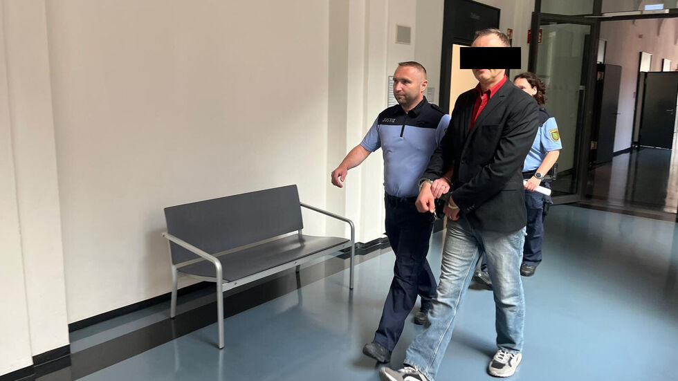 S. wird zur Urteilsverkündung in den Gerichtssaal geführt 