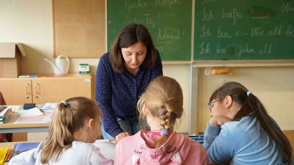 Weil Lehrer fehlen, werden die Klassen immer größe, die Belastung immer größer