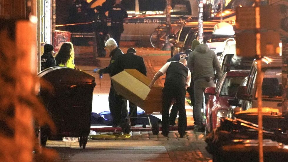 Die Leiche des Mannes wird abtransportiert 