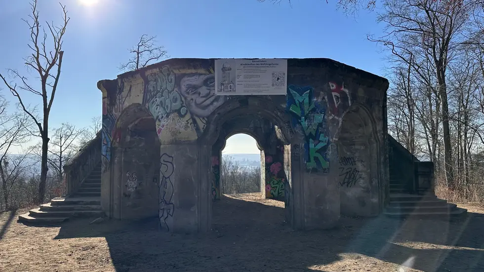 Der Sockel wurde erst im letzten Jahr von den Trümmern befreit